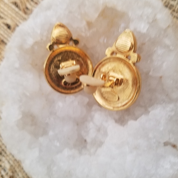 Vintage Jesara Gold Tone Intaglio Lion Head Clip On Earrings - Picture 6 of 8